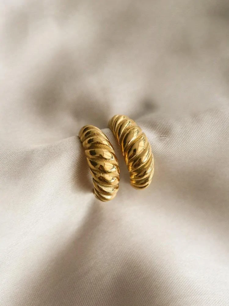 CROISSANT GOLD HOOP EARRINGS