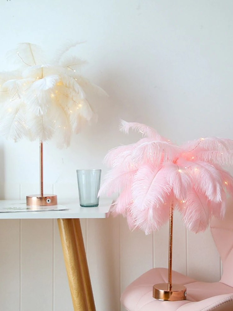 DECORATIVE LAMP WITH FEATHERS