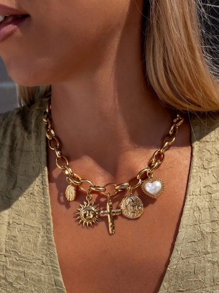 NECKLACE WITH CHARMS - BOMELO